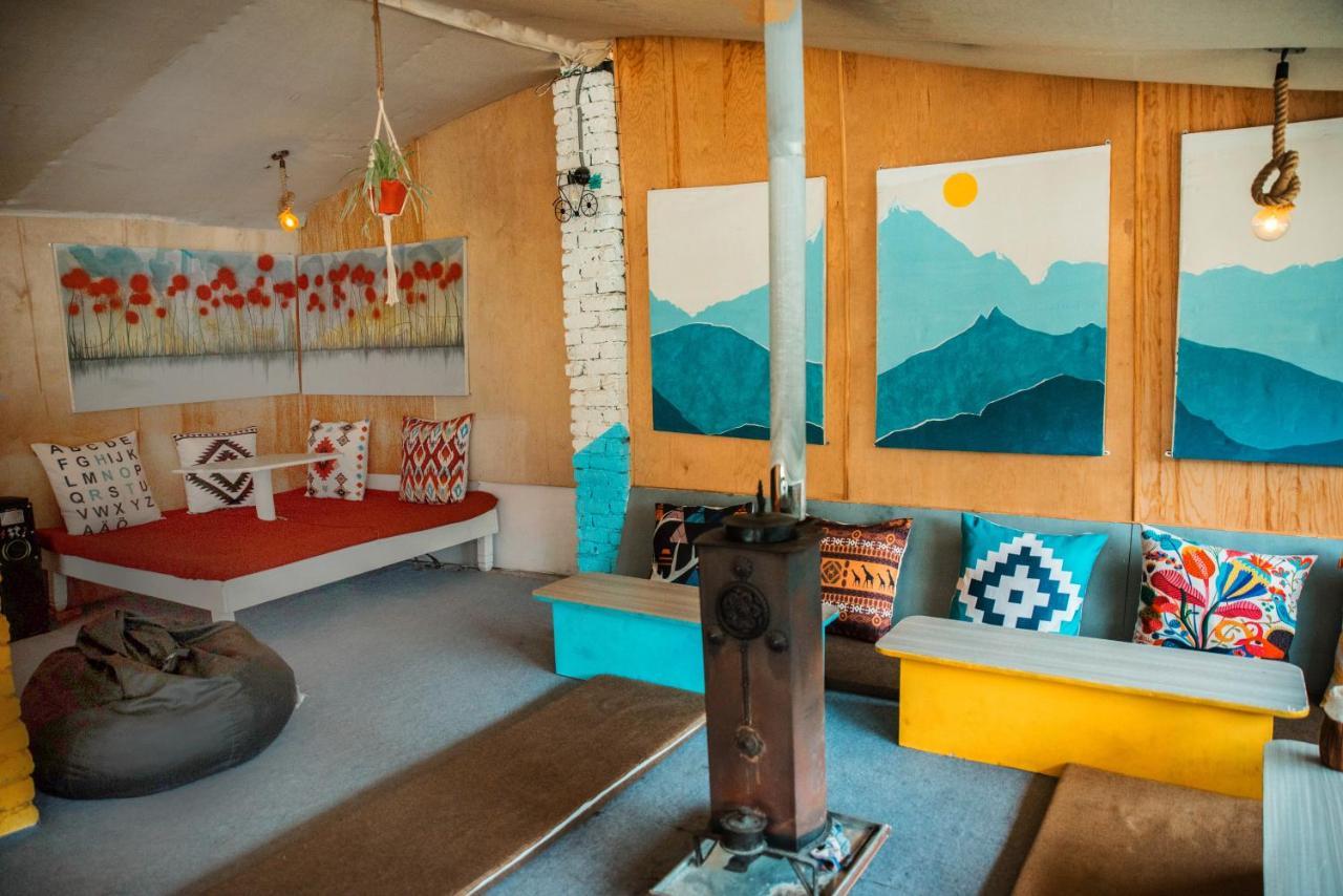Young Monk Hostel & Cafe Old Manali Exterior photo