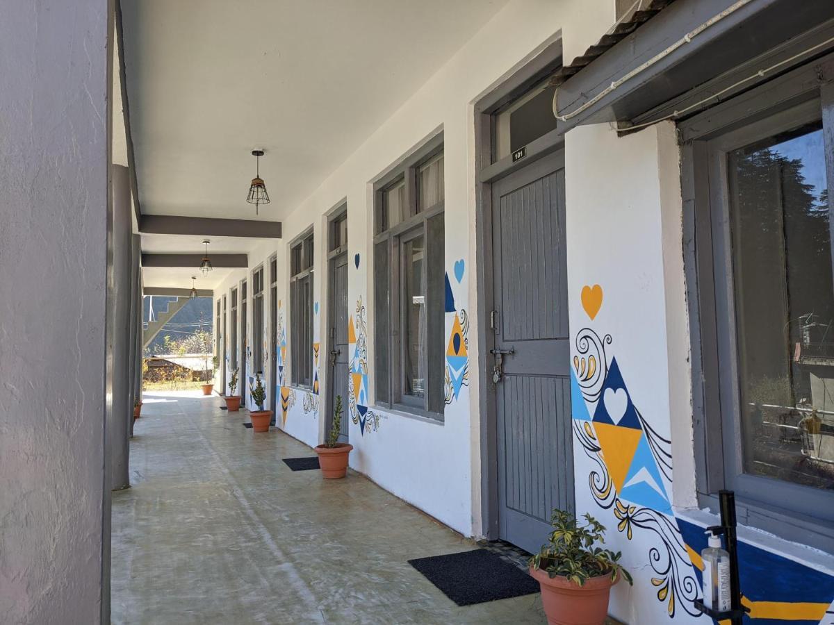 Young Monk Hostel & Cafe Old Manali Exterior photo