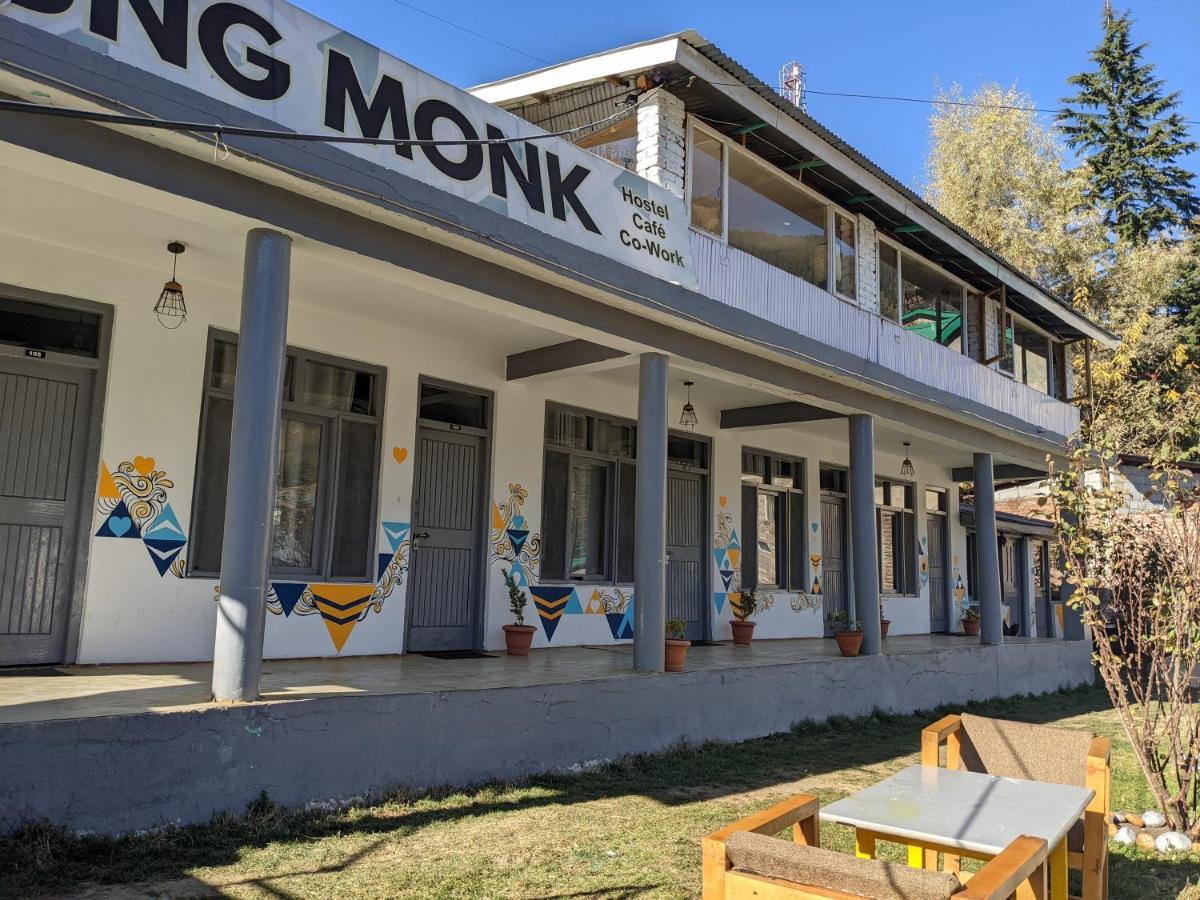 Young Monk Hostel & Cafe Old Manali Exterior photo